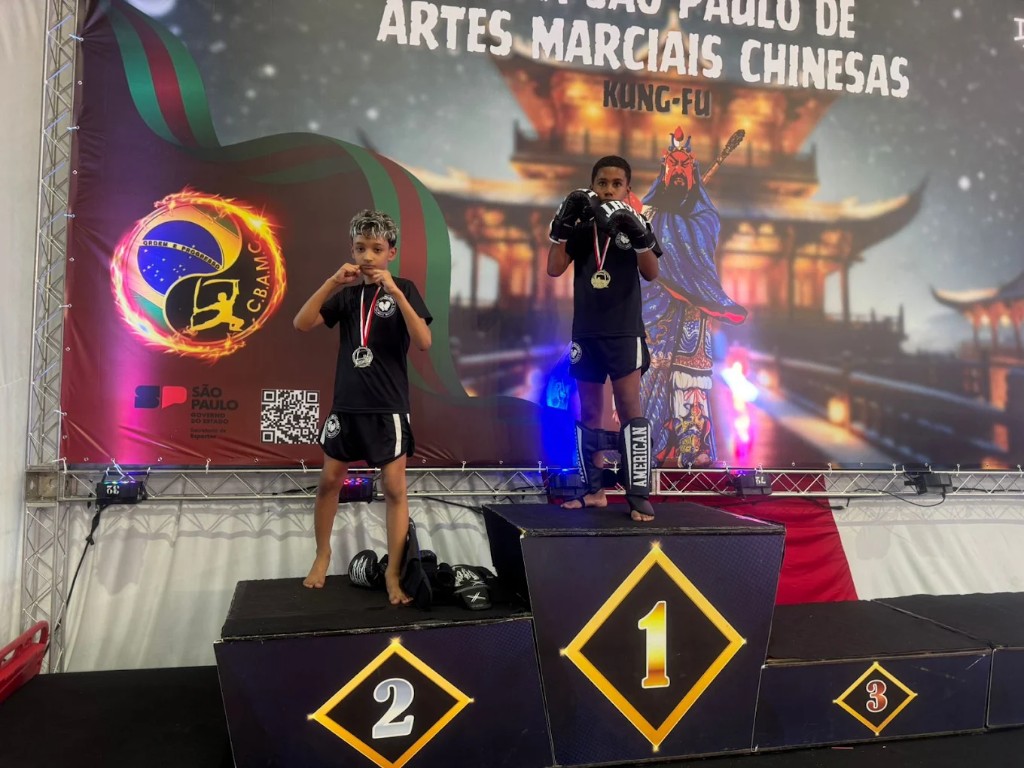 Alunos do CT Garagem no pódio com medalhas de ouro e prata em competição de Kung Fu