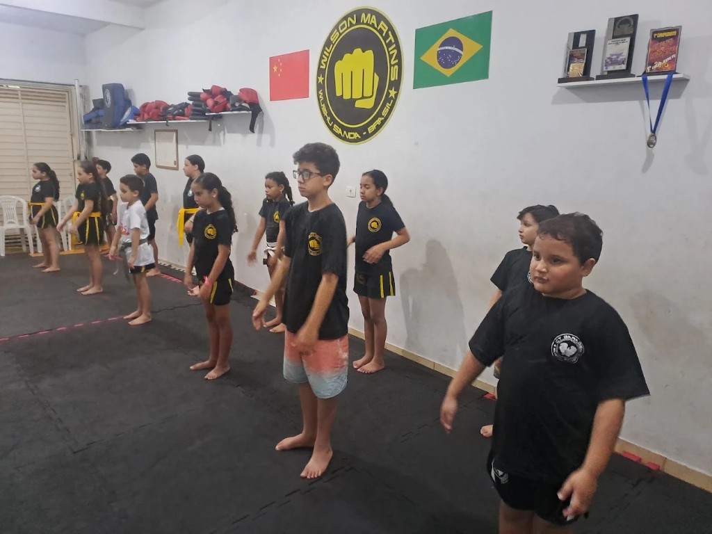 Turma de crianças em aula de Kung Fu no CT Garagem, Jardim Santa Maria, Osasco